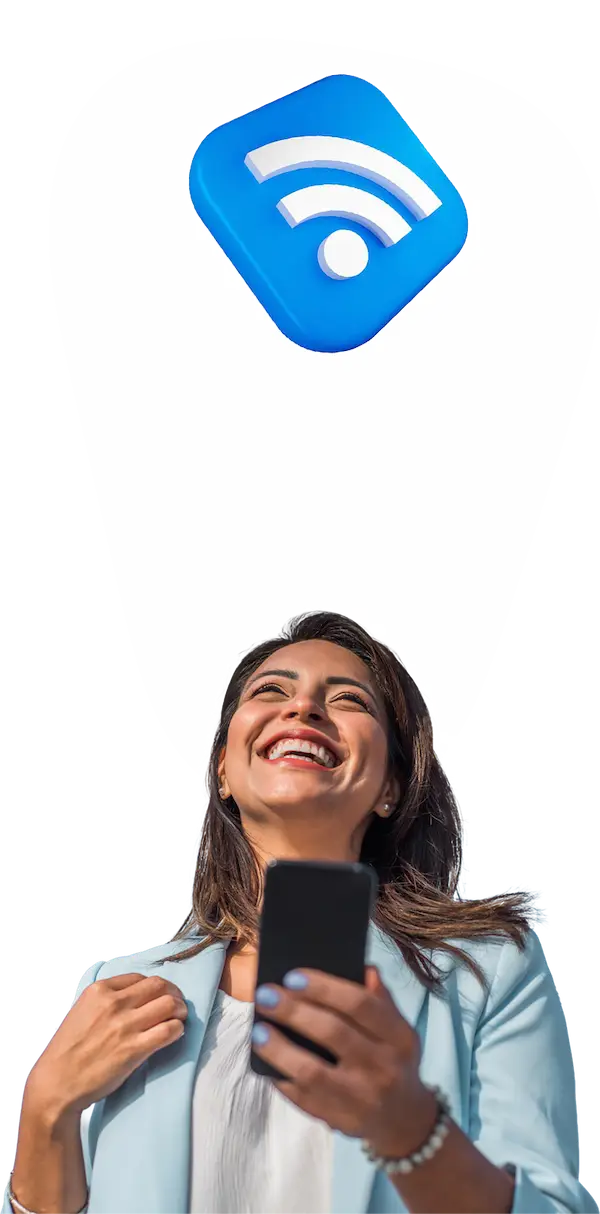 Mulher feliz utilizando internet Fiber Conect